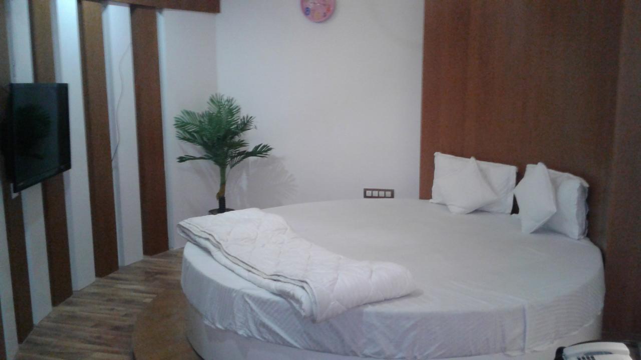 Hotel The Grand Parshwanath Sankeshvar Buitenkant foto
