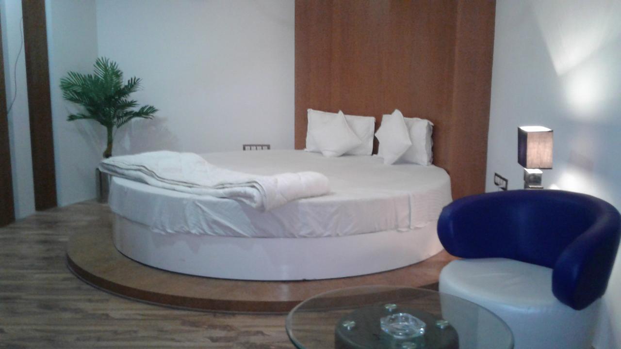 Hotel The Grand Parshwanath Sankeshvar Buitenkant foto