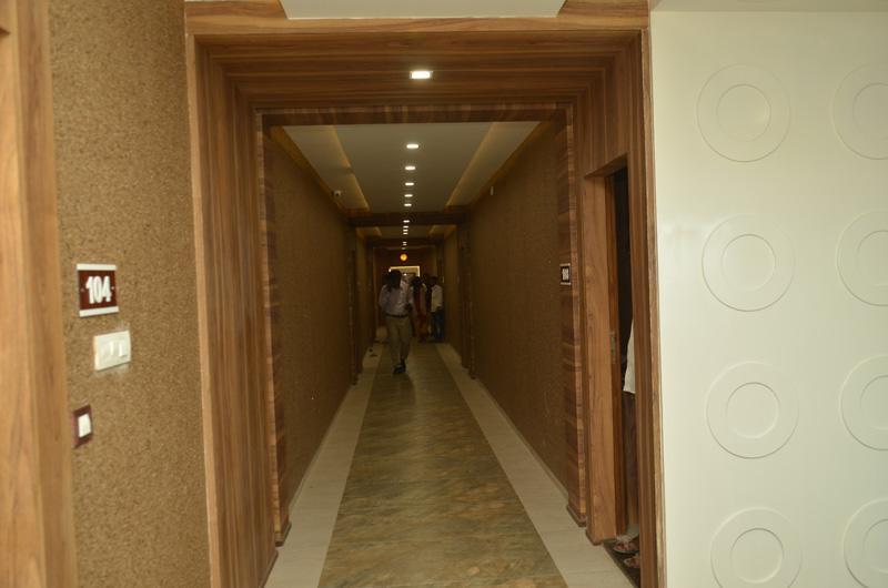 Hotel The Grand Parshwanath Sankeshvar Buitenkant foto